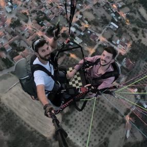 Manisa'da yamaç paraşütü yaparken tavla oynadılar