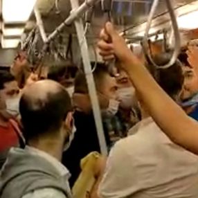 İstanbul’da, metro içinde maske tartışması