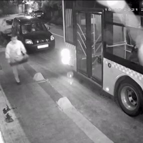 Sarıyer’de iş yerinin önündeki çiçeklerin çalınma anları kamerada