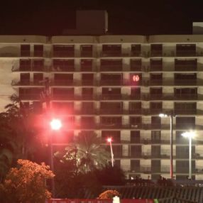 Miami'de bir kısmı çöken binanın tamamı kontrollü şekilde yıkıldı