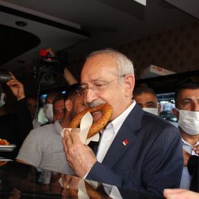 Kemal Kılıçdaroğlu, simit ikramına kendi esprisiyle yanıt verdi