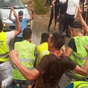 Cezayir’de yangın söndürme çalışmaları sırasında yağmur sevinci