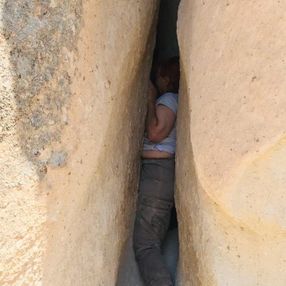 Kapadokya'da fotoğraf çeken turist kayalıklar arasında sıkıştı