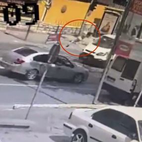 Eyüpsultan’da minibüsün çocuğa çarpma anları kamerada