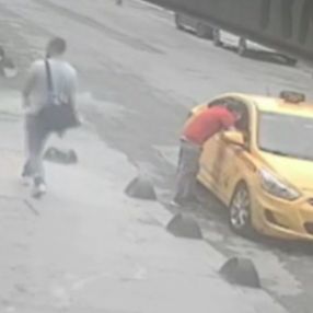 Sultangazi'de taksici, parası yetmeyen yolcunun cep telefonunu çaldı