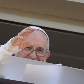 Papa Francis, ameliyattan sonra ilk görüntüsünü verdi