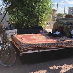 Kayseri'de işsiz olduğu için evinden çıkarılan adam oğluyla birlikte parkta kalıyor