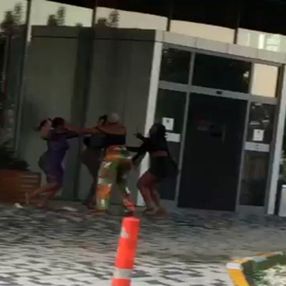 Esenyurt'ta rezidansta saç saça kadın kavgası