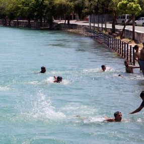 Adana'daki çocuklar, sulama kanalında serinlemeye çalışıyor