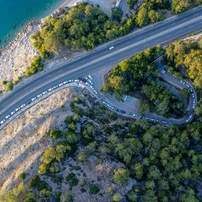 Antalya'da mesire alanı girişinde piknik kuyruğu