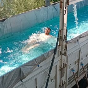 Antalya'da sıcak havadan bunalan çiftçi, kamyon kasasını havuz yaptı