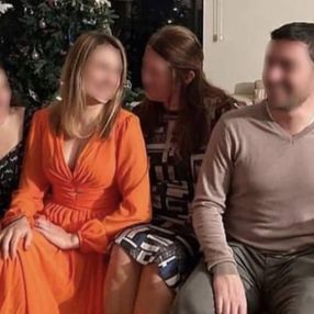 Cem Garipoğlu'nun ailesi, Münevver Karabulut'un kanının olduğu koltukta poz verdi
