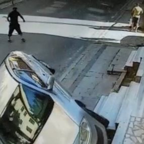 Ataşehir'de sürücüsü olmayan araç, takla atarak durdu