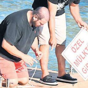 Şahan Gökbakar, villasındaki tabelayı kaldırdı