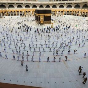 Hacı adayları pandemi gölgesinde Kabe'yi tavaf ediyor
