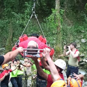 Bursa’da şelalede ayağını kırdı, askeri helikopter ile hastaneye kaldırıldı