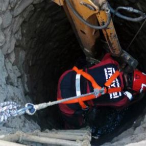 Muğla'da kurbanlık dana kuyuya düştü