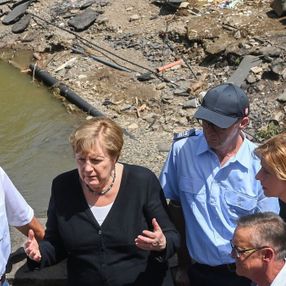 Angela Merkel, afet bölgesini inceledi