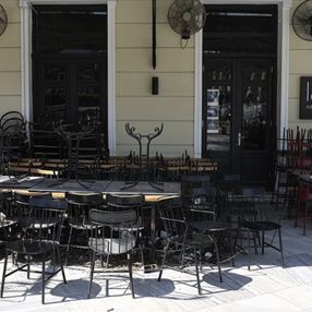 Mikonos Adası'ndaki kısıtlamalar nedeniyle turistler adayı terk etti
