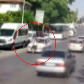 Ankara'da aniden yola çıkan kadına otomobil çarptı