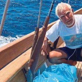 Muğla'da denize atılan çöp poşetleri, denizciyi isyan ettirdi