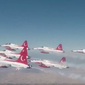 Türk Yıldızları'ndan KKTC'de gösteri uçuşu