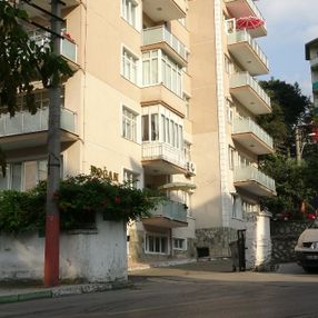 Bursa'da kitli kaldığı evden çıkmaya çalışan kız düşüp öldü