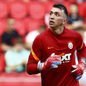Muslera, 35 yaş üstü en çok maaş alan ikinci kaleci
