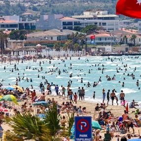 Ege Bölgesi'nde plajlar doldu taştı