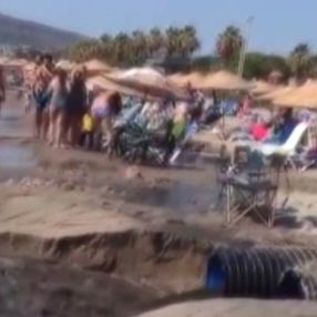 Kuşadası'nda lağım suları denize karıştı