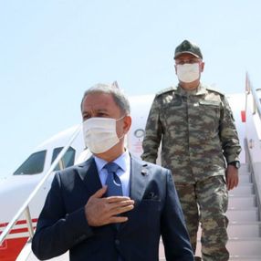 Hulusi Akar'ı taşıyan uçan acil iniş yaptı