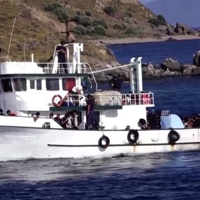 Türkiye, İtalya'ya giden 200 Afgan göçmeni yakaladı