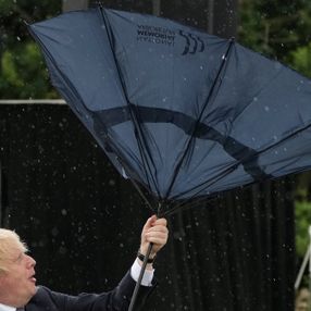 Boris Johnson'ın şemsiyesiyle imtihanı
