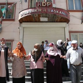 Diyarbakır'da evlatlarına kavuşacak olan anneler, halay çekti