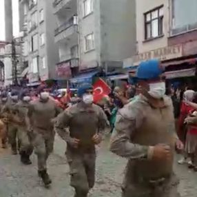 Artvin'deki selde görev yapan yaklaşık 500 komando, alkışlarla uğurlandı
