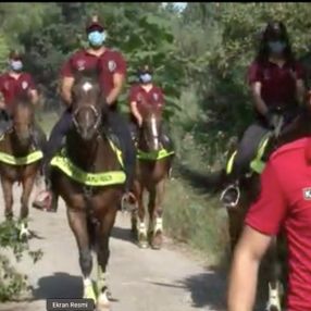 Çekmeköy'de atlı ekipler, yangına karşı orman denetimi yaptı