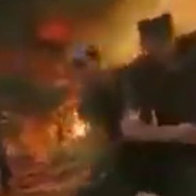 Askerler, Marmaris'teki orman yangınında alevlerin ortasında kaldı