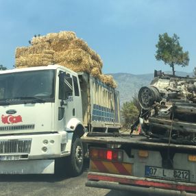 Antalya’ya çevre illerdeki besicilerden yüzlerce tır yem yardımı