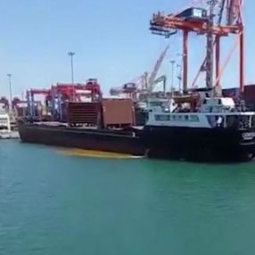 Mersin'de geminin paslı suyunu denize boşaltması tepki topladı