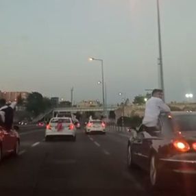 Bakırköy’de düğün konvoyunun trafikteki tehlikeli ilerleyişi kamerada
