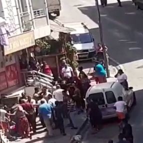 Esenyurt'ta komşular arasında sopalı çöp dökme kavgası çıktı
