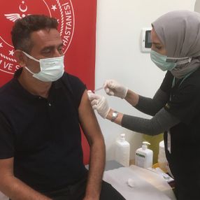 İstanbul'da vatandaş, arkadaşlarını koronavirüs aşısı yaptırmaya götürüyor
