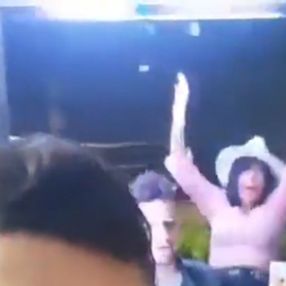 Kolombiya'daki partide, sarhoş kadın camdan düştü