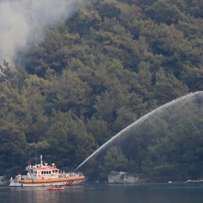 Muğla’daki yangınlara denizden gemilerle müdahale edildi