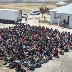 Van’da tırın dorsesinde 300 kaçak göçmen yakalandı