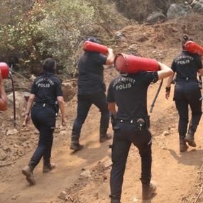 Polislerimizin yangınlarla mücadelesi böyle görüntülendi