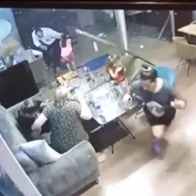 Avcılar'da mermer parçası 15'inci kattan sitenin kafesine düştü