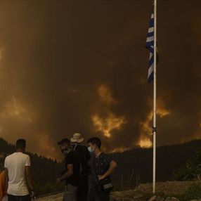 Yunanistan’da yangın söndürme uçağı düştü
