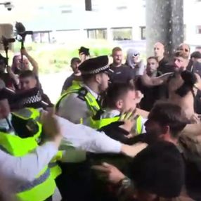 Koronavirüs aşısı karşıtlarından BBC binasına baskın