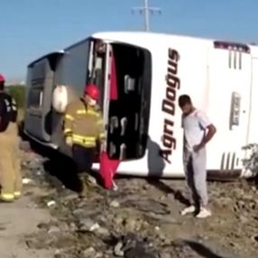 Uşak'ta otobüs şarampole yuvarlandı: 33 yaralı